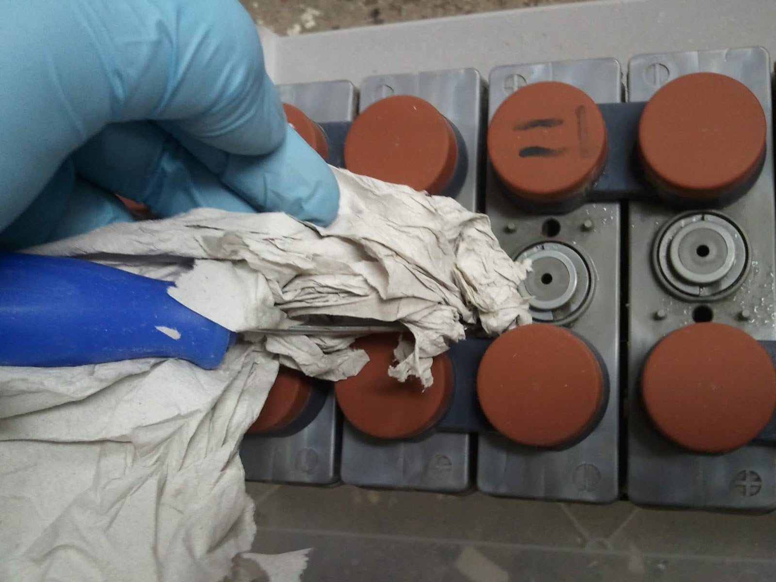 Drying the boric acid solution - helping with a screw driver... but very gently